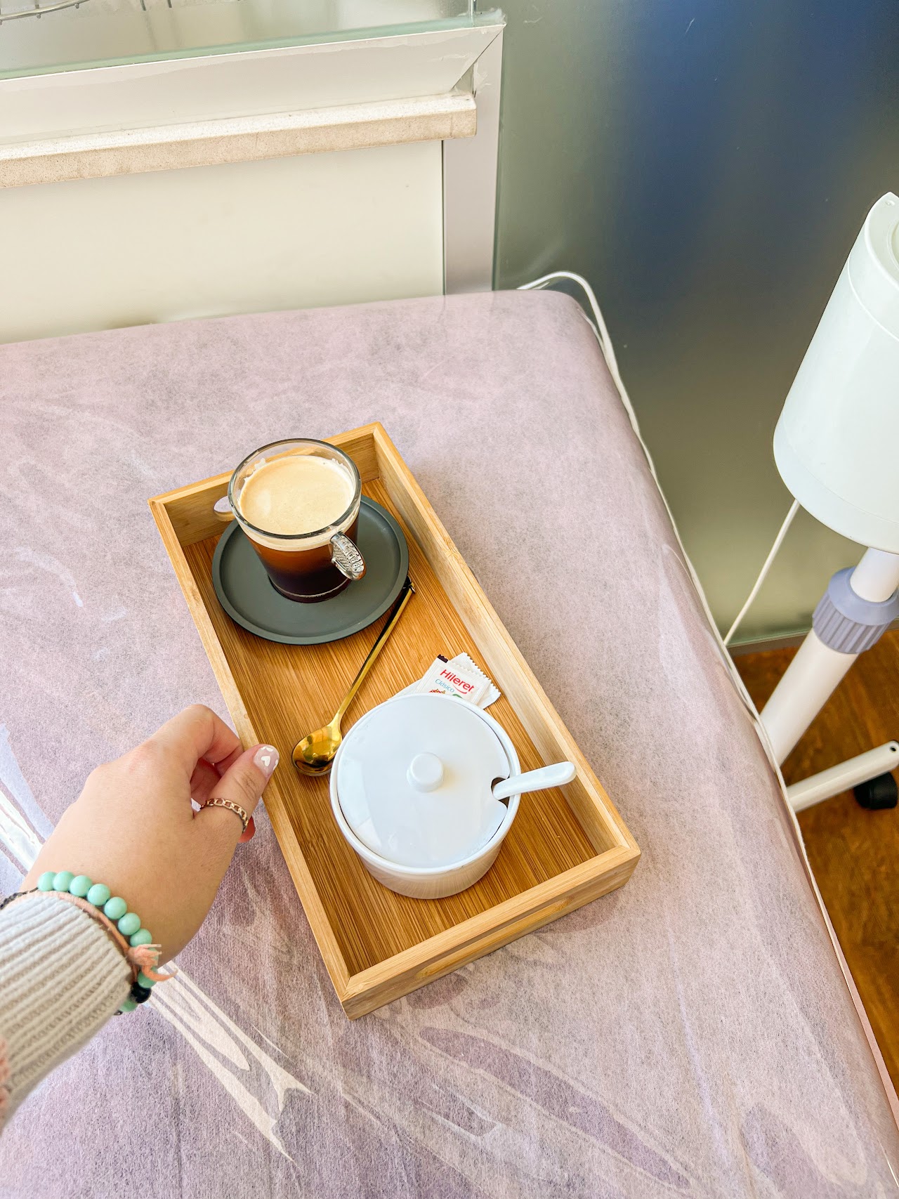 Bandeja de bienvenida con café en una cabina de tratamiento de Jota Skin