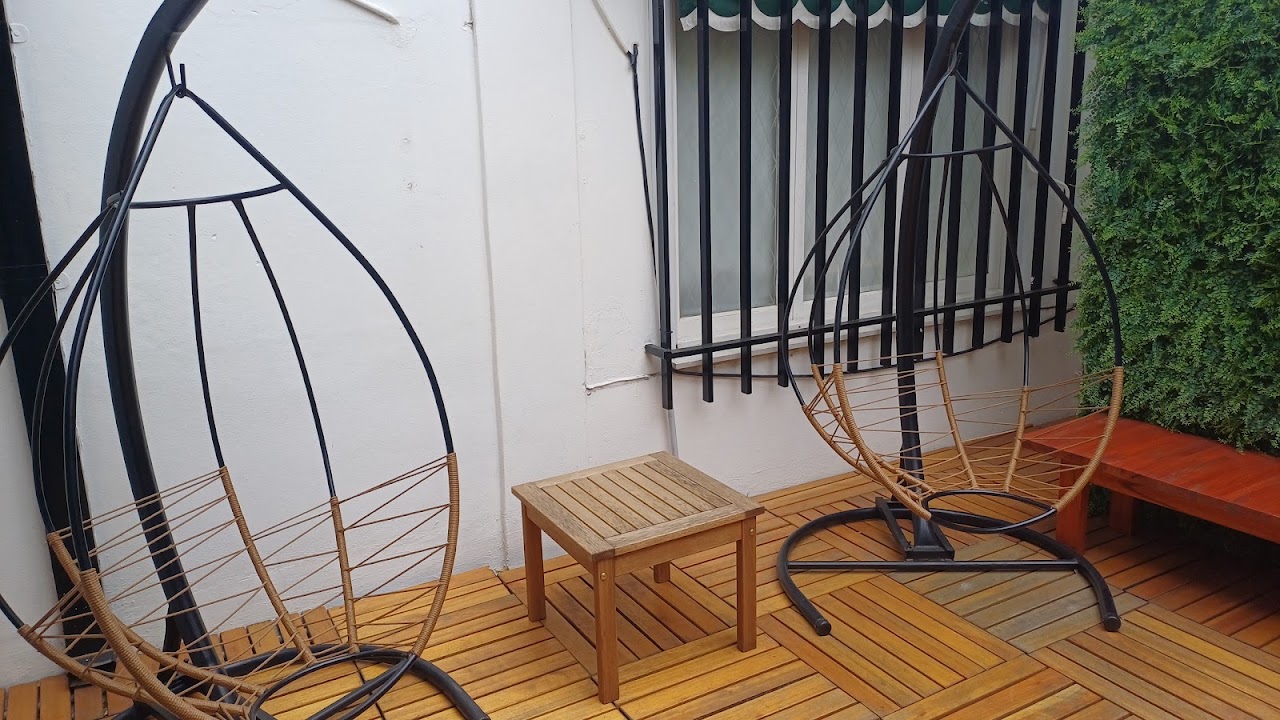 Terraza con sillones colgantes para relajarte antes o después del tratamiento
